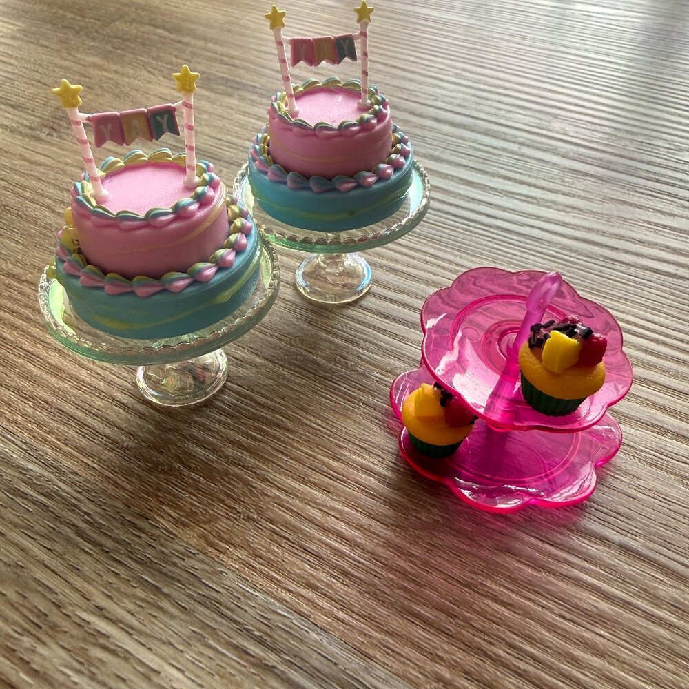 MINIVERSE Birthday series 1 - 2 cakes and 1 cupcake display